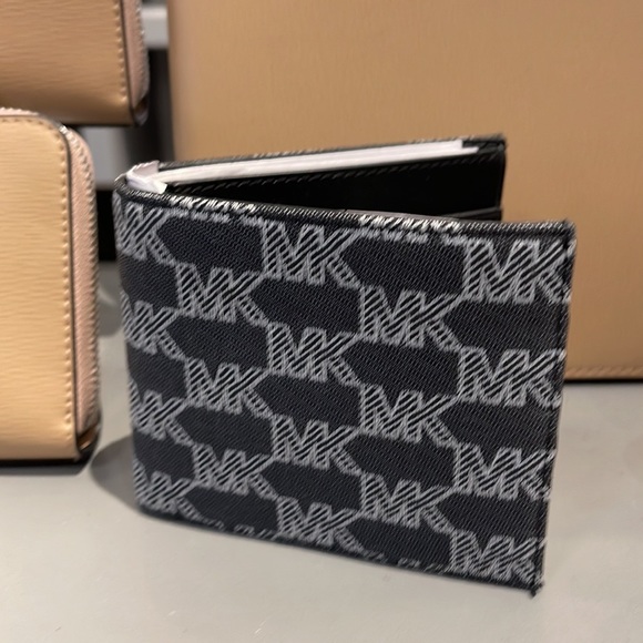 Michael Kors Men’s Women’s Cooper Logo Fabric Billfold Wallet Black Multi NWT - Picture 1 of 16